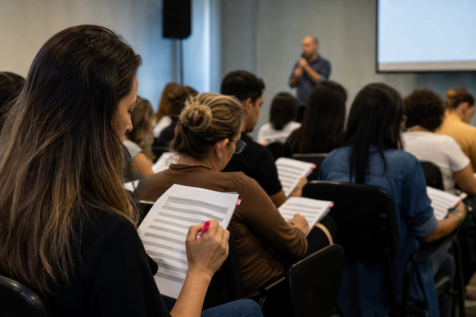 Contadores tomam notas durante palestra técnica em auditório de entidade de classe